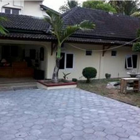 Queen Star Hotel Ngingas Exterior photo