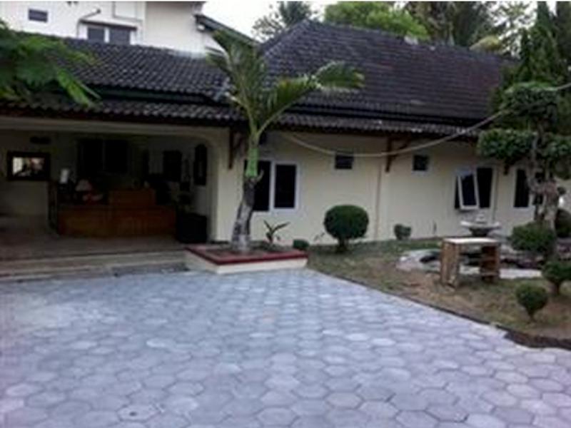 Queen Star Hotel Ngingas Exterior photo
